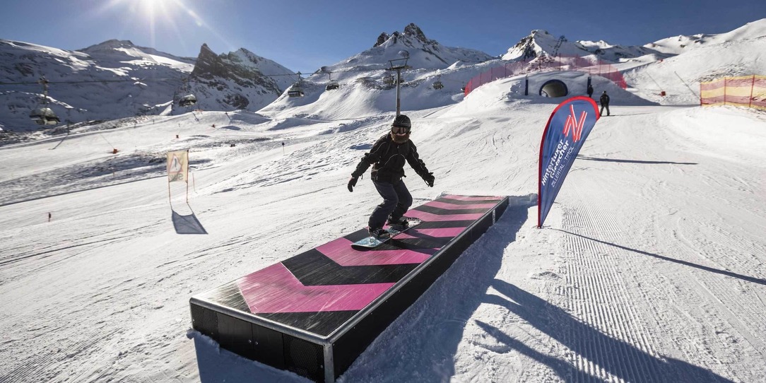 Die Kidsslope ist perfekt wenn zum ersten mal eine Entdeckungsreise abseits der normalen Abfahrten gemacht wird. Mit dabei ist der Gletscherfloh Luis und das flache Anfängergelände im Winterskigebiet der Sommerbergalm sorgt für 100% Erfolgserlebnisse bei jung und jünger.  Wenn es dann schon etwas mehr Schwung und Action sein darf wartet bereits die Funslope, auch diese ist bei der Sommerbergalm auf 2.100 M zu finden und mit Zwei Riesenschnecken, Wellenbahnen und viele weitere spannende Hindernisse bestückt...