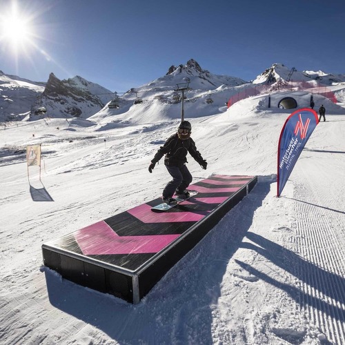 Die Kidsslope ist perfekt wenn zum ersten mal eine Entdeckungsreise abseits der normalen Abfahrten gemacht wird. Mit dabei ist der Gletscherfloh Luis und das flache Anfängergelände im Winterskigebiet der Sommerbergalm sorgt für 100% Erfolgserlebnisse bei jung und jünger.  Wenn es dann schon etwas mehr Schwung und Action sein darf wartet bereits die Funslope, auch diese ist bei der Sommerbergalm auf 2.100 M zu finden und mit Zwei Riesenschnecken, Wellenbahnen und viele weitere spannende Hindernisse bestückt...